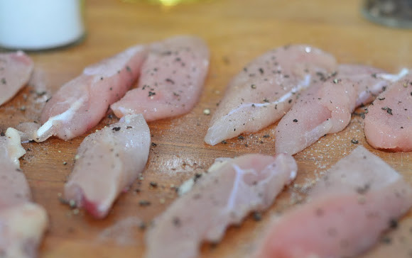 1. Этап. Куриное филе в кляре: 1. Филе курицы нарезаем на продолговатые кусочки. Солим и перчим с обеих сторон.