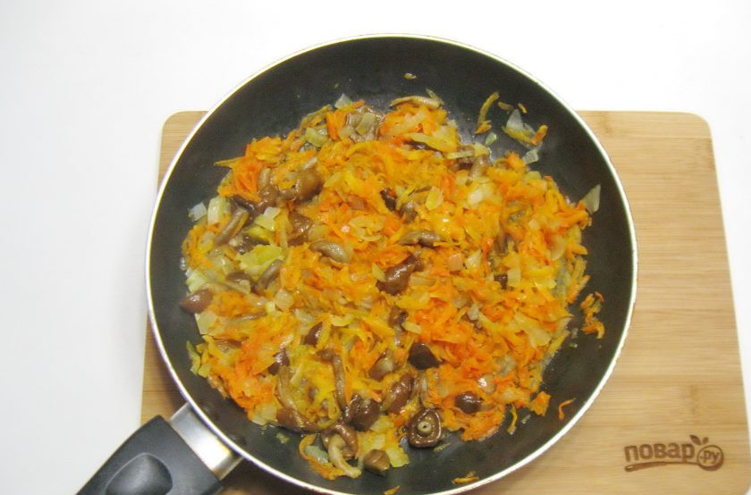 1. Этап. Постные голубцы с овощами: Тушите лук с морковью и опятами почти до готовности.