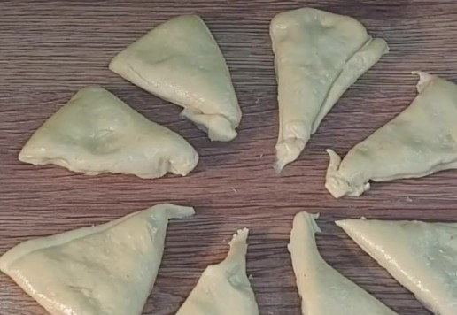 1. Этап. Пирожки из теста для чебуреков: 13. Тесто отлежалось и стало мягким и пластичным. Делим тесто на 8 частей...