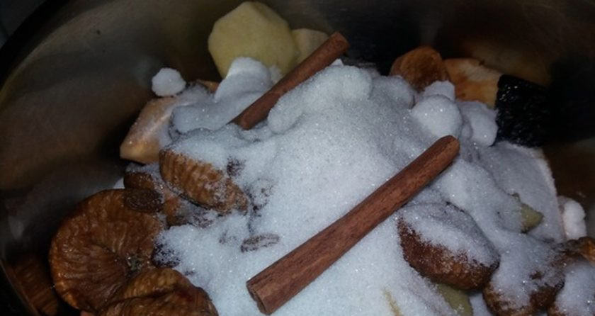 1. Этап. Кусафья: Добавьте сахар и корицу. Налейте горячую воду, поставьте на средний огонь. Варите под закрытой крышкой в течение 20 минут.