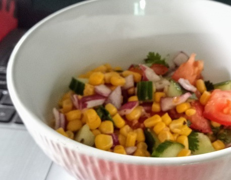 1. Этап. Салат Скоро лето: Смешать оливковое масло с соком лимона. Полить салат. Откорректировать на соль/перец. Можно подавать. Приятного аппетита.