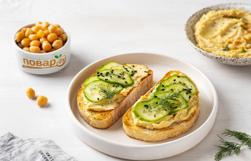 1. Этап. Бутерброды с хумусом: Добавьте сверху укроп, кунжут, соль и молотый перец. Бутерброды с хумусом готовы, приятного вам аппетита!