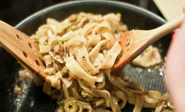 1. Этап. Паста с фисташками и оливками: Смешиваем готовую пасту с поджаренными оливками, чесноком и фисташками.