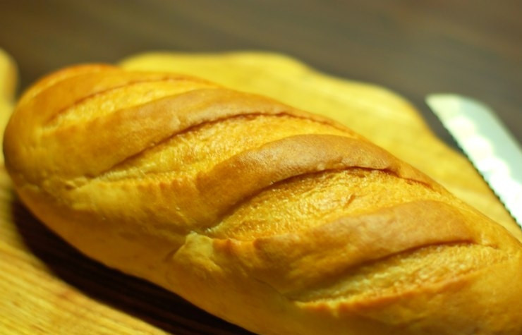 1. Этап. Сырный хлеб: Берем наш ненарезанный батон.