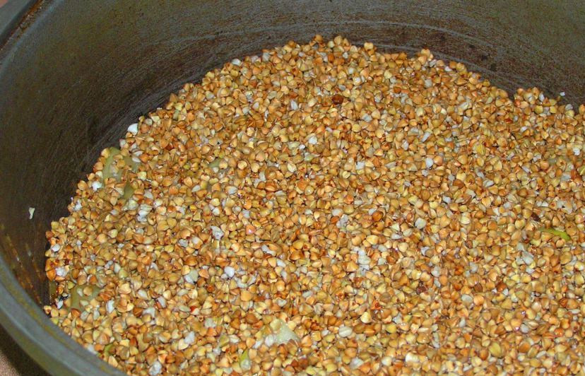 1. Этап. Гречневая каша с курицей: 3. Теперь промытую гречку выкладываем слоем сверху и разравниваем. Уменьшаем огонь, заливаем пиво и воду. Под крышкой тушим, как плов, пока вода не уйдет, и только потом перемешиваем.