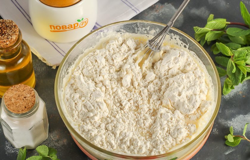 1. Этап. Блинная кутья с маком, изюмом и орехами: Вмешайте в массу пшеничную муку и влейте растительное масло. Оставьте тесто на 15 минут для активации клейковины.