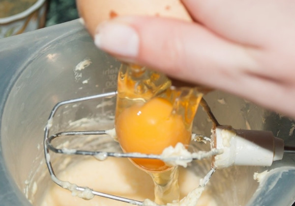 1. Этап. Рецепт простого бисквита: Затем по одному добавьте яйца.