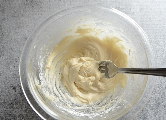 1. Этап. Пирог из моркови и ржаной муки: 6. Перемешайте все вилкой или миксером до получения однородной массы.