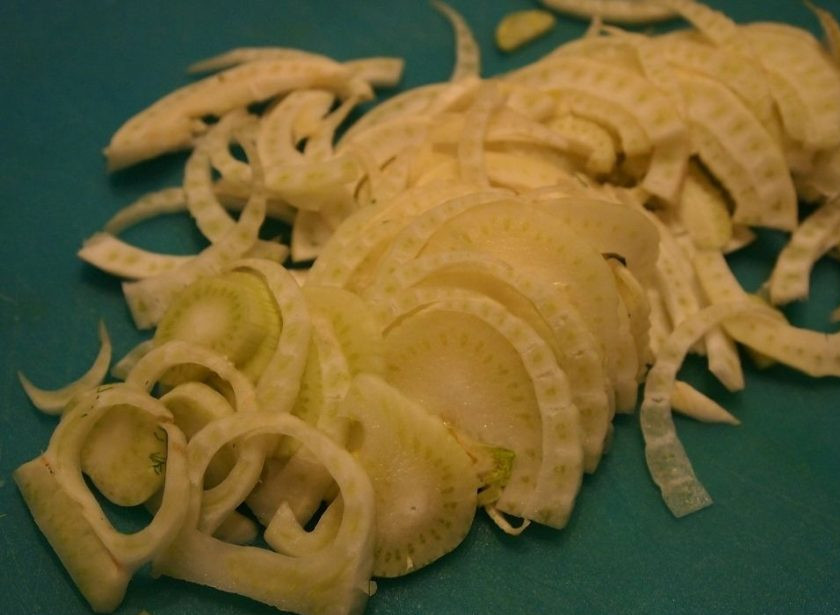 1. Этап. Салат из яблок: 6. Фенхель очищаю от листьев, затем срезаю кожуру и разрезаю на 2 части, удаляю лишнюю сердцевину и нарезаю тонкими пластинками.