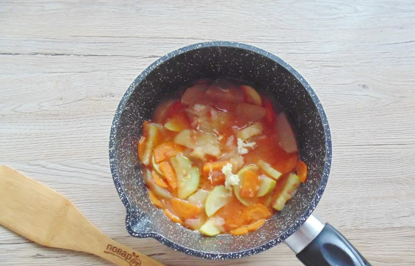 1. Этап. Соте из кабачков и помидоров: Соте посолите, поперчите по вкусу и добавьте сахар. Налейте 50 мл. воды. Накройте кастрюлю крышкой и тушите овощи на небольшом огне 20-25 минут. В конце приготовления добавьте измельченный чеснок.