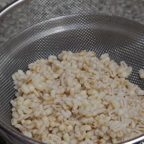 1. Этап. Русский постный суп: Когда перловка почти готова (становится мягкой) пересыпьте её на дуршлаг и слейте воду, затем отставьте в сторону.