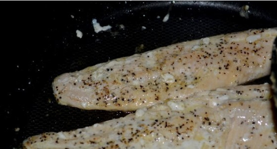 1. Этап. Соус к форели: 3. Филе форели промываю и обтираю бумажным полотенцем. Сковороду разогреваю с оливковым маслом и обжариваю филе с двух сторон до готовности, солю и перчу по вкусу.