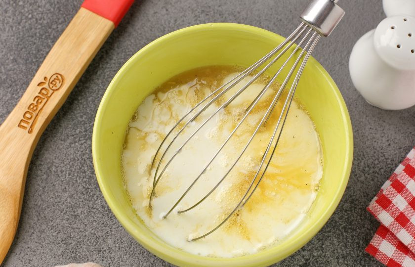 1. Этап. Гренки из черного хлеба с яйцом: Добавьте молоко.