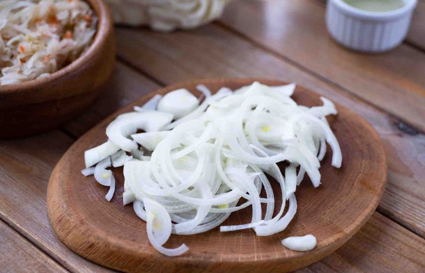 1. Этап. Бигус с черносливом в мультиварке: Лук нарежьте тонкими полукольцами.