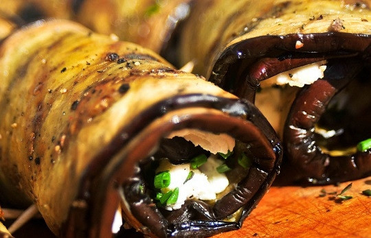 1. Этап. Баклажаны на углях: 6. Подавать к столу баклажаны можно с соусом или завернув в них сыр с зеленью, например. Рулетики из таких баклажанов просто потрясающие! Приятного аппетита.