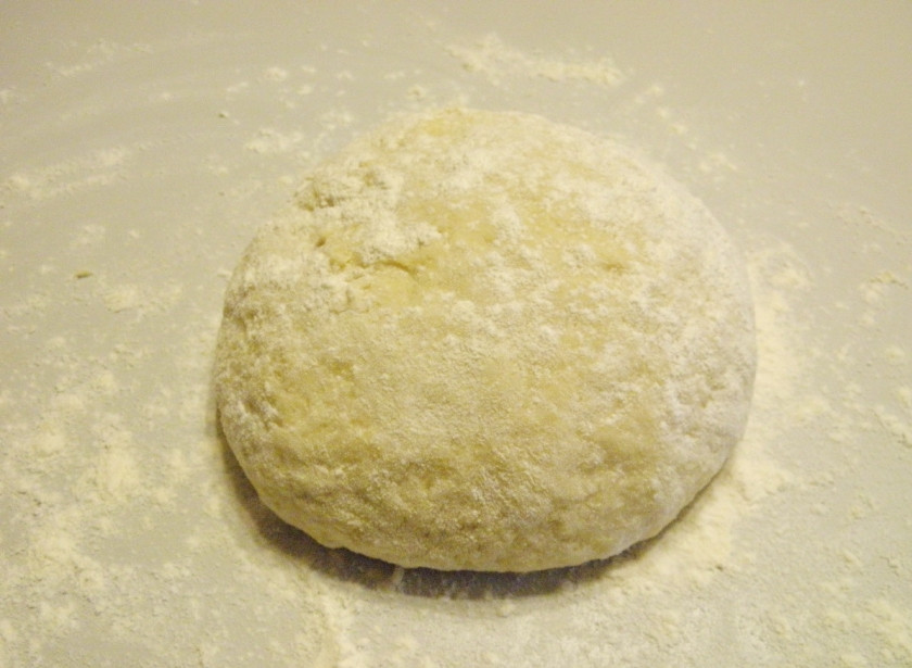 1. Этап. Пышки на кефире, жаренные на сковороде: Когда тесто станет довольно густым, притрусите стол мукой и продолжайте замешивать тесто. Не стоит делать его слишком крутым. Как только оно перестанет липнуть к рукам — готово.