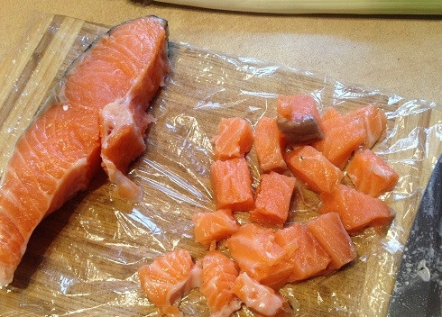 1. Этап. Рагу-чаудер из рыбы: Разделываем рыбу, убираем кожу и кости. А филе нарезаем небольшими кусочками (примерно по 2 см).