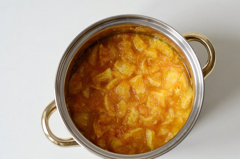 1. Этап. Апельсиновый джем с имбирем: Переложите к ароматизированному сахару фрукты. Поставьте на средний огонь и варите примерно 15 минут, постоянно помешивая.