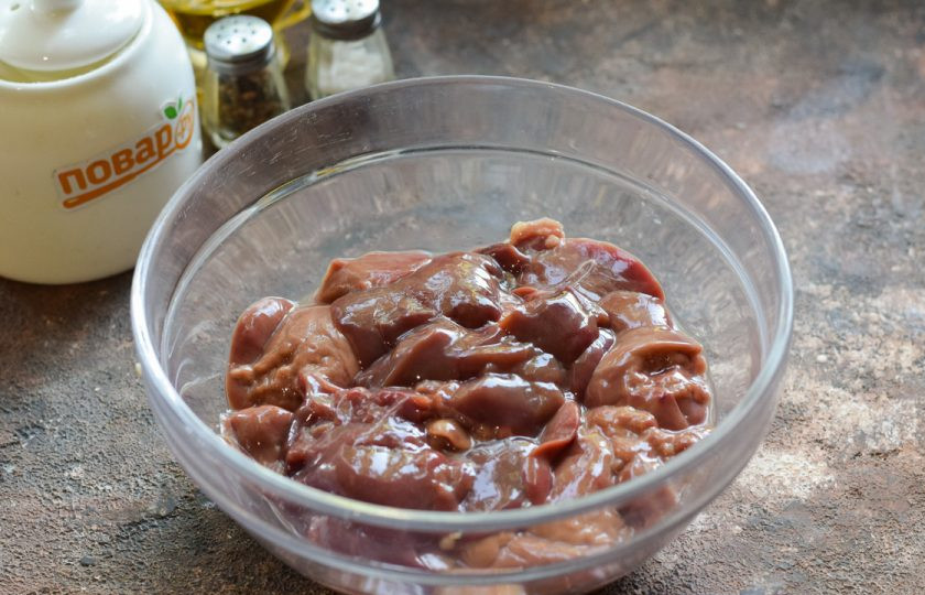 1. Этап. Куриная печень с сельдереем: Печень промойте и просушите. Нарежьте печень крупными кусочками.