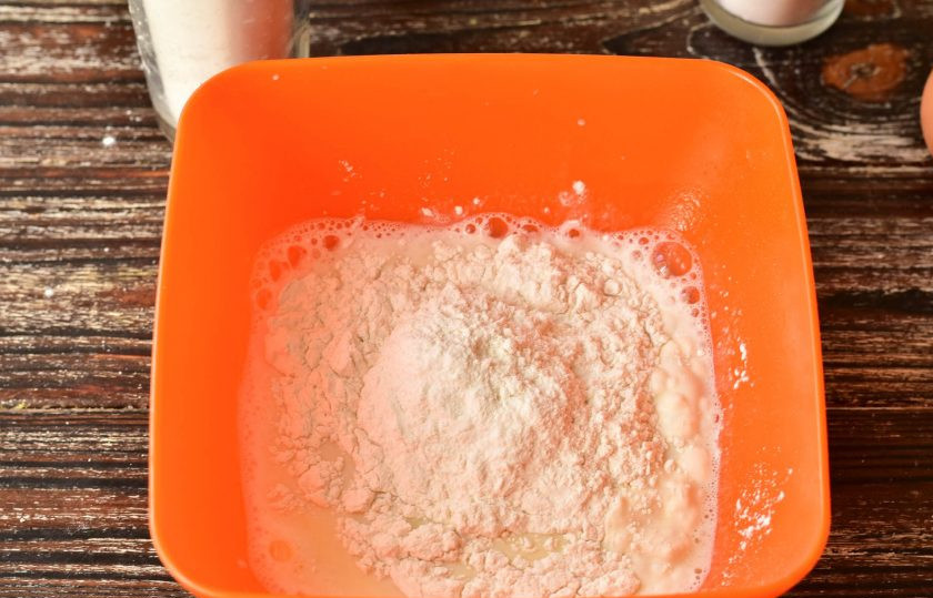 1. Этап. Булка Черкизовская: Всыпьте стакан муки, перемешайте и оставьте опару на 15 минут.