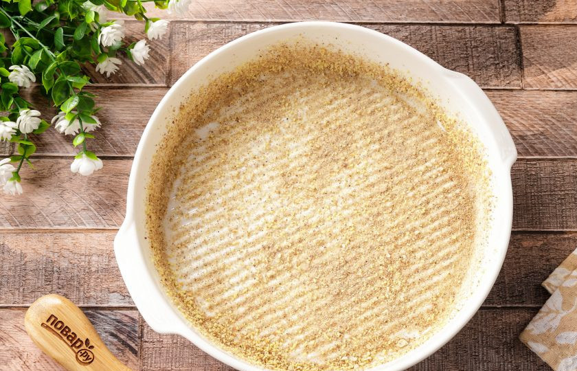 1. Этап. Литовская морковная запеканка Морку апкяпасс: Жаропрочную форму смажьте мягким сливочным маслом. Посыпьте сухарями.