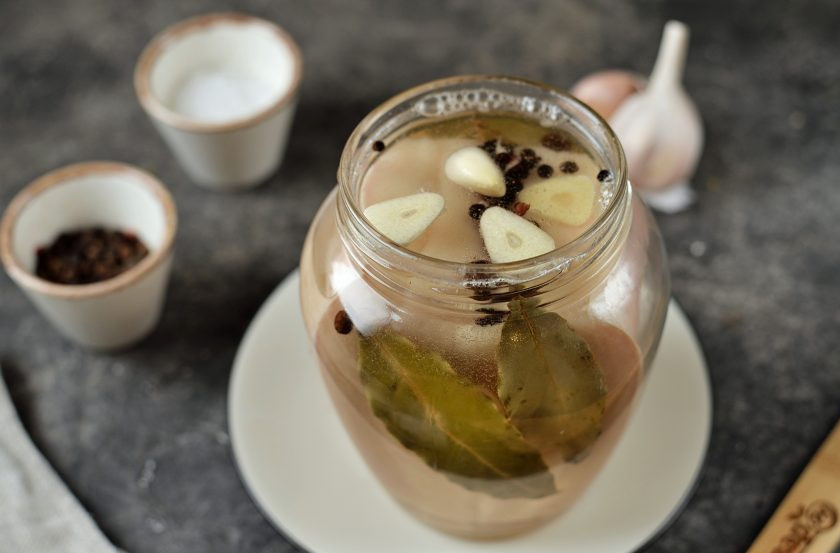 1. Этап. Сало соленое в рассоле по-деревенски: Рассол полностью остудите, разлейте по банкам с салом, прикройте крышкой и оставьте в темном прохладном месте на 2 дня. Затем закройте банки крышками и переставьте в холодильник еще на два дня.