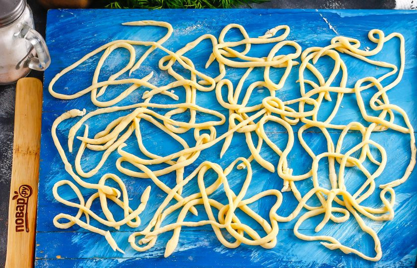 1. Этап. Пичи: Обмакните руки в муку и скатайте каждую полоску в руках, округляя ее.