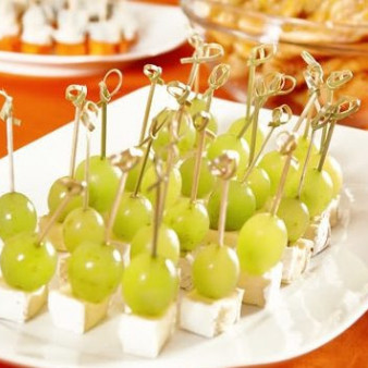 Канапе с сыром и виноградом