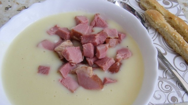 1. Этап. Суп с сыром Дружба: В готовый суп добавьте кусочки копчёного мяса. Приятного аппетита!