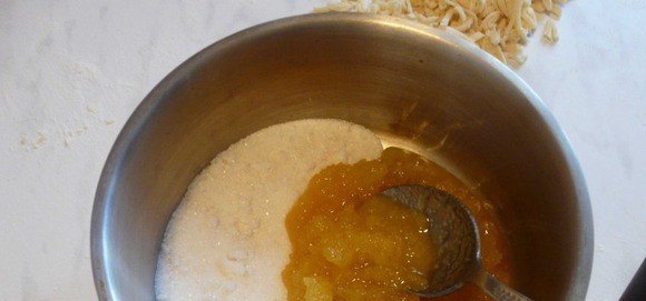 1. Этап. Чак-чак с медом: Смешайте сахар и мед, доведите до кипения и добавьте мак. Хорошо перемешайте и снимите с огня.