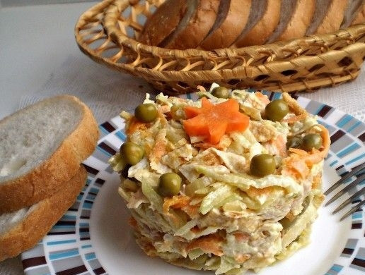 1. Этап. Салат с зеленой редькой: 11. На тарелку выкладываю кулинарное кольцо, формирую с его помощью салат и подаю к столу.