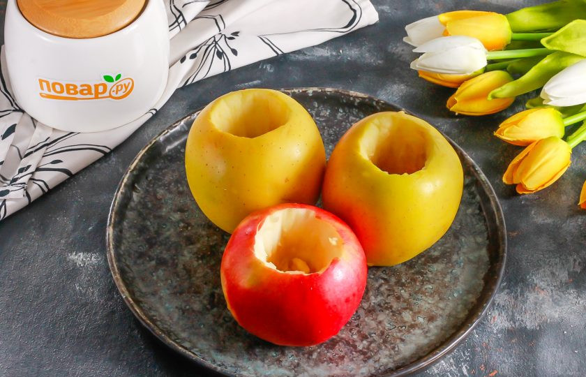 1. Этап. Запеченные яблоки со взбитыми сливками: Промойте яблоки в воде, вырежьте сверху семенные блоки, стараясь не прорезать дно плодов, чтобы из них не вытек сок при запекании.