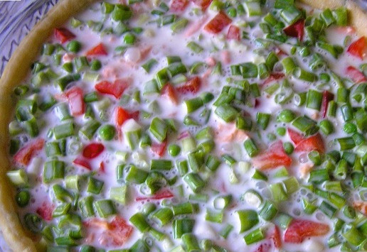 1. Этап. Пирог с лососем, зеленью и овощами: Полейте начинку заливкой.