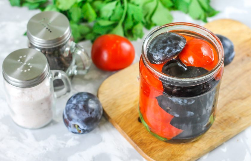 1. Этап. Помидоры с черносливом: Вскипятите воду и влейте кипяток в емкость, накройте жестяной крышкой и оставьте для пропаривания на 5-8 минут.