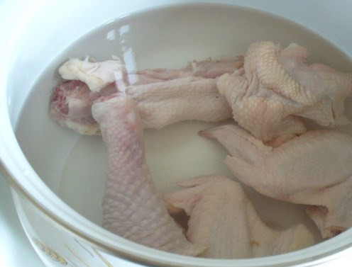 1. Этап. Суп из кольраби с курицей: Ставим вариться курицу. Снимаем пенку, после закипания ещё минут 40 варим.