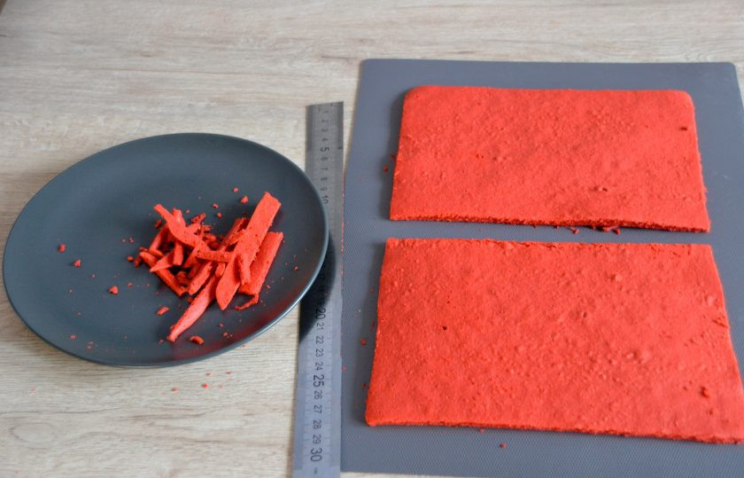 1. Этап. Пирожное Красное и белое: Под линейку обрежьте неровные края коржа, разделите каждый корж на 2 части. Полностью остудите.