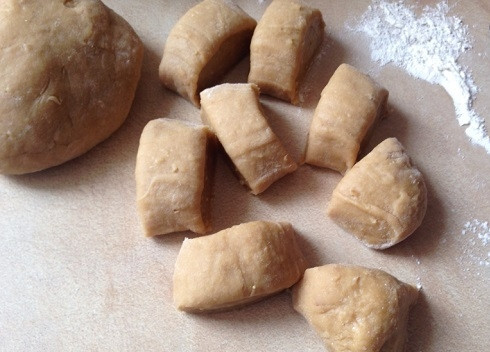 1. Этап. Детский торт своими руками: Делим тесто на 15-16 частей.