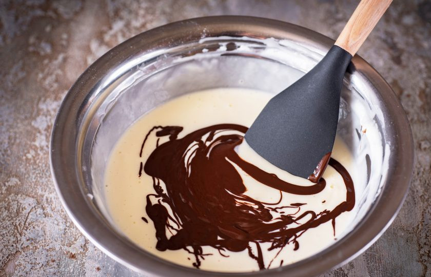 1. Этап. Шоколадный чизкейк с выпечкой: Добавьте в сливочную массу растопленный шоколад. Перемешайте все, можно венчиком или ложкой (миксер нельзя использовать).