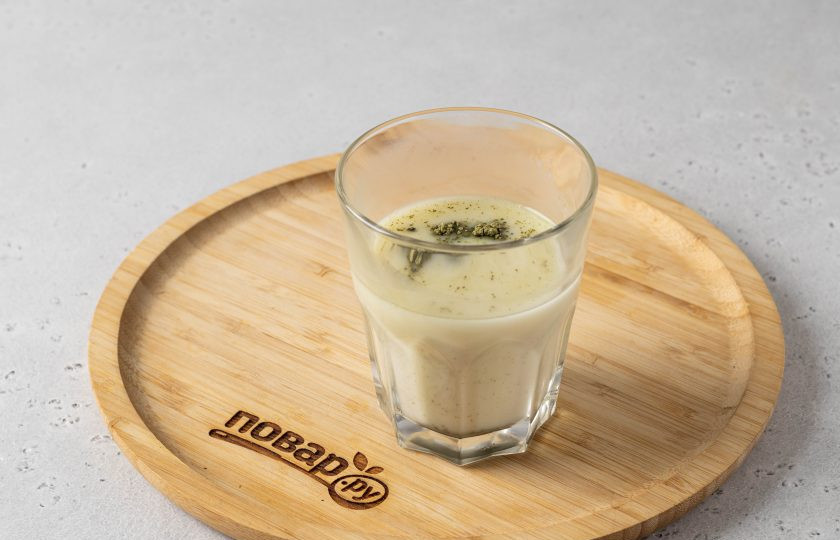 1. Этап. Матча Аффогато: В стакане соедините горячую воду и молоко. Добавьте подсластитель и порошок матча.