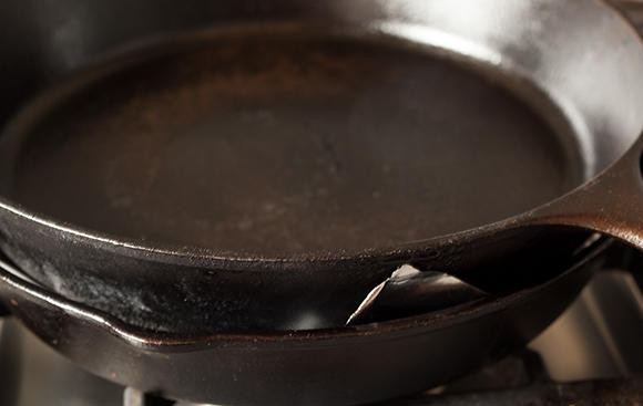 1. Этап. Куриная грудка на второе: Накройте мясо фольгой и поставьте сверху другую сковороду. Уменьшите огонь и жарьте курицу около 5 минут до золотой корочки.