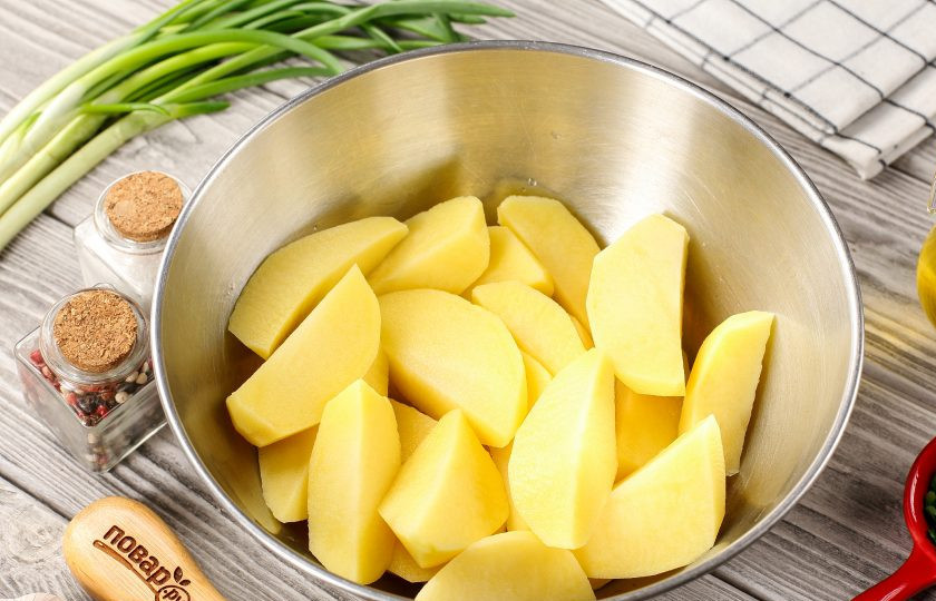 1. Этап. Картофельные дольки с сыром в духовке: Если у вас зрелый картофель, то его следует очистить от кожуры. Нарежьте картофель дольками, разрезав каждую вдоль на 4 части.