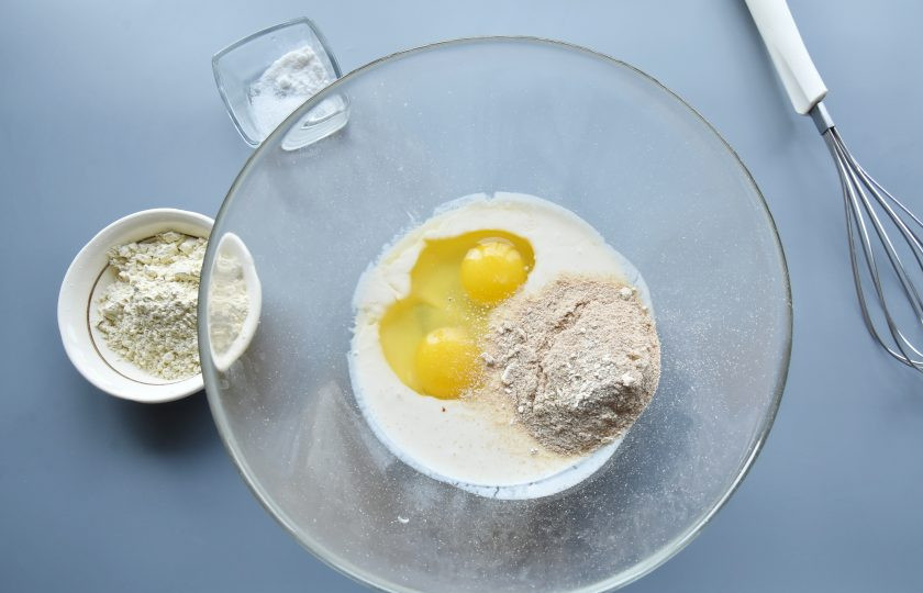 1. Этап. Лепешка без муки на сковороде: Соедините в миске яйца, кефир. Всыпьте овсяные отруби и глютен. Перемешайте до однородного состояния. Тесто получается довольно жидким. Всыпьте соль и соду (разрыхлитель), перемешайте.