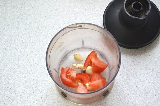 1. Этап. Закуска из хрена с помидорами и чесноком: И несколько ломтиков помидоров, для начала.