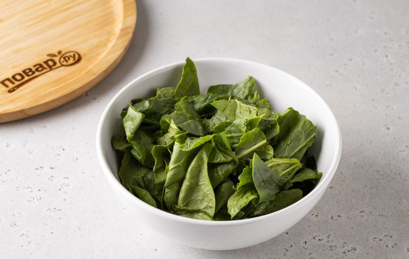 1. Этап. Смузи с яблоком и шпинатом: Шпинат помойте, обсушите. Удалите жёсткий стебель при необходимости, затем порвите или нарежьте на небольшие кусочки, чтобы его было проще измельчать.