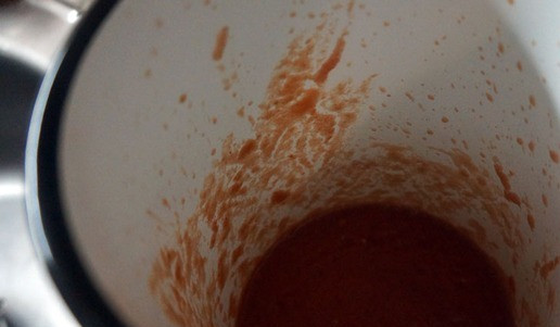 1. Этап. Печень по-строгановски: Помидоры вместе с соком разбить блендером.