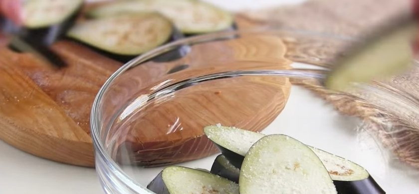 1. Этап. Сеньор Баклажан: 1. Баклажаны нарежьте наискось длинными ломтиками, посолите и оставьте на 15 минут, чтобы вышла горечь. Куриный фарш смешайте с чесноком, солью, специями (кориандр, базилик, черный и белый молотый перец).