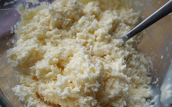 1. Этап. Батончик Bounty: 1. Лучше использовать свежий кокосовый орех и натереть. Но если кокоса у вас нет, то используйте готовую кокосовую стружку. Добавьте к ней сгущенное молоко и перемешайте.