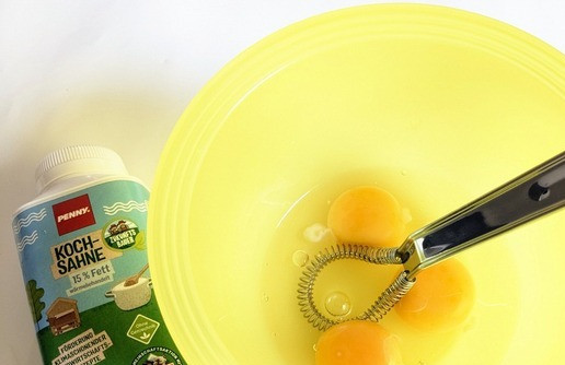 1. Этап. Запеканка из капусты и фарша: Слегка взбить яйца со сливками.