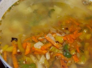 1. Этап. Суп из консервированной кукурузы: Следом за кукурузой отправляем в кастрюлю обжаренные овощи. После закипания добавим соль и перец.