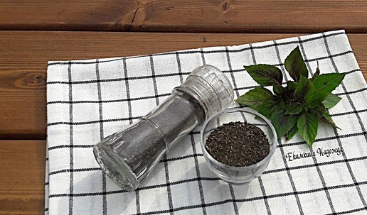 1. Этап. Черная соль базиликовая: Приготовила эту соль летом, до сих пор пользуюсь ей. В овощной салат - такая соль - самое оно!